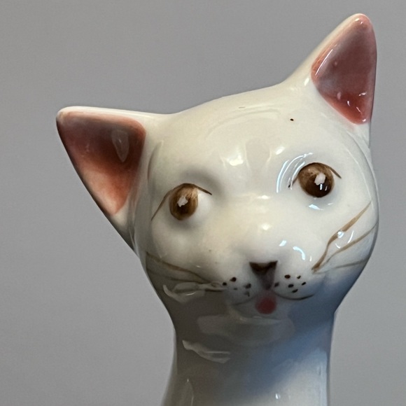 Two Cat Figurines by Andrea by Sadek Porcelain White With Flowers - Picture 9 of 15